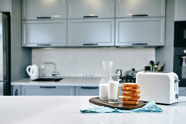 포토 JPG 해외이미지 식재료 탁자 사람없음 주방 우유 아침식사 식빵 토스트 토스트기 해외202309 해외포토 빵 가구 유제품 식사 가전제품 파일형식