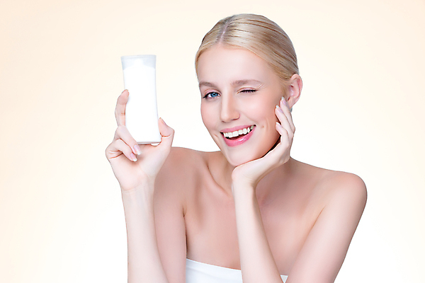 포토 JPG 해외이미지 응시 여자 윙크 한명 들기 상반신 성인 앞모습 뷰티 턱괴기 수분크림 튜브용기 성인여자한명만 해외202309 해외포토 1 시선 뷰포인트 모션 표정 사람 화장품 용기_그릇 여자한명만 성인여자만 파일형식