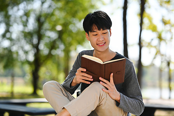 포토 JPG 해외이미지 나무 남자 여유 자연 한명 앉기 상반신 성인 앞모습 책 독서 성인남자한명만 해외202309 해외포토 식물 1 감정 뷰포인트 모션 사람 생태계 남자한명만 성인남자만 파일형식
