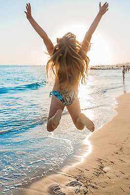 포토 JPG 해외이미지 라이프스타일 여자 행복 실루엣 모래 스포츠 바다 여행 백그라운드 신체 자연 하늘 휴가 함께함 건강 사랑 한명 사람 풍경 야외 물 여름 친구 햇빛 태양 뷰티 일출 점프 일몰 우정 기쁨 에너지 자유 저녁 해외202309 해외포토 자연요소 1 계절 감정 컨셉 관계 모션 촬영기법 생활 노을 야간 생태계 파일형식