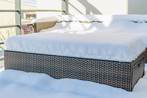 포토 JPG 해외이미지 디자인 외관 계절 가구 컨셉 크리스마스 겨울 의자 탁자 날씨 사람없음 야외 세트 뷰티 정원 냉동 얼음 검은색 추위 발코니 12월 서리 장면 온도 뒤뜰 등나무 방수 엘리먼트 폭설 눈내림 해외202309 해외포토 자연요소 나무 기념일 컬러 생활용품 눈_날씨 날짜 자연재해 파일형식