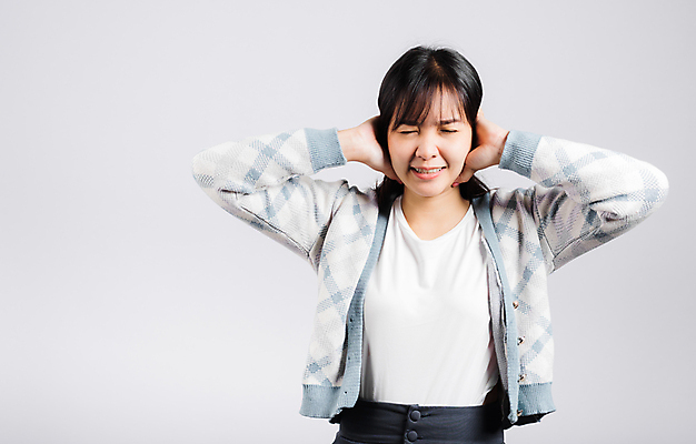 포토 JPG 해외이미지 손 여자 얼굴 백그라운드 손가락 태국 스트레스 실내 피곤 관리 한명 사람 동양인 뷰티 침묵 소리 외침 고통 덮개 분노 흰색 표현 닫기 두통 귀 충격 시끄러움 문제 나쁜 고립 비명 압력 해외202309 해외포토 1 감정 아시아 컬러 컨셉 모션 인종 내부 신체부위 뚜껑 질병 파일형식