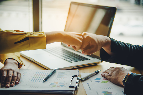 포토 JPG 해외이미지 직업 전통 손 여자 남자 백그라운드 컨셉 비즈니스 성공 협력 함께함 사람 성인 사람없음 친구 검은색 힘 주먹 장비 흰색 그룹 연결 커뮤니티 지원 참여 통일 해외202309 해외포토 컬러 관계 모션 신체부위 파일형식