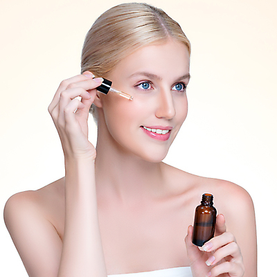 포토 JPG 해외이미지 응시 여자 한명 들기 상반신 성인 뷰티 바르기 앰플 성인여자한명만 해외202309 해외포토 1 시선 모션 사람 여자한명만 성인여자만 파일형식