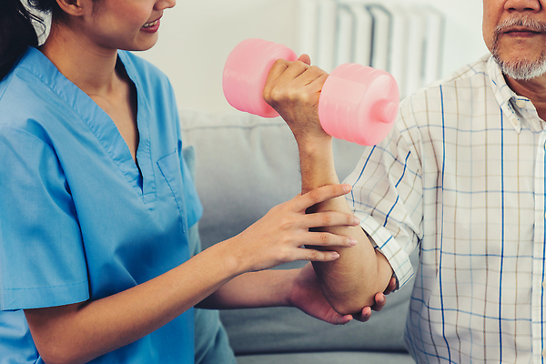 포토 JPG 해외이미지 여자 노년 남자 실내 앉기 동양인 상반신 성인 앞모습 옆모습 치료 실버라이프 건강관리 힘 아령 환자 간호사 잡기 도움 간병인 노후건강 돌봄 돌봄서비스 해외202309 해외포토 직업 라이프스타일 뷰포인트 컨셉 의학 모션 건강 관리 사람 인종 내부 노후 의료진 서비스 파일형식