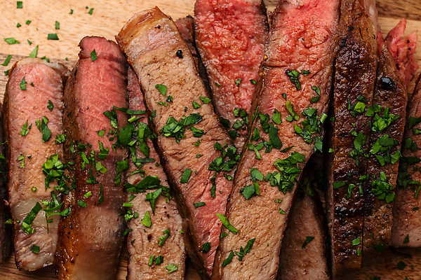 포토 JPG 해외이미지 단면 육류 스테이크 근접촬영 사람없음 신선 슬라이스 나무도마 파슬리가루 나무배경 해외202309 해외포토 뷰포인트 백그라운드 식재료 도마 서양음식 목재 가루 파일형식