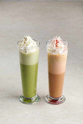 포토 JPG 해외이미지 커피 음료 유리 디저트 사람없음 옆모습 세로 초록색 식당 초콜릿 얼음 카페 우유 추위 대접 칵테일 달콤 설탕 크림 상쾌 토핑 시럽 라떼 채찍 카페인 맛있는 해외202309 해외포토 자연요소 감정 음식 뷰포인트 컬러 재질 유제품 주류 상점 맛 파일형식