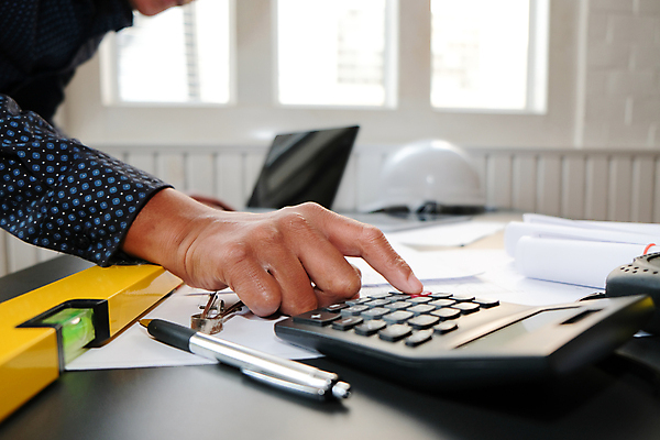 포토 JPG 해외이미지 직업 손 디자인 남자 종이 비즈니스 건축양식 부동산 주택 직장 안전 사람 사람없음 건물 컴퓨터 사무실 알약 펜 작업 엔지니어 재산 계획 안전모 헬멧 건축가 나침반 책상 측정 그림 테이프 청사진 공학 리빙 나누기 진짜 프로젝트 해외202309 해외포토 건축물 교육 건축 가구 컨셉 회사 문구용품 신체부위 금융 전자제품 필기구 약 수학 기술자 안전장비 보호장비 사칙연산 파일형식