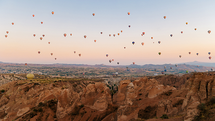 포토 JPG 해외이미지 주간 여행 하늘 휴가 산 카파도키아 사람없음 야외 관광지 일출 자유 열기구 기암괴석 언덕 해외202309 해외포토 자연요소 컨셉 항공교통 노을 바위_돌 파일형식 튀르키예