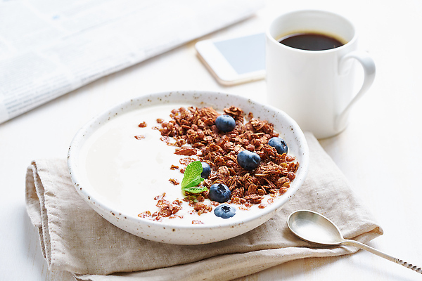 포토 JPG 해외이미지 열매 커피 음식 조각 백그라운드 다이어트 과일 탁자 아침 모바일 디저트 건조 건강 씨앗 사람없음 옆모습 컵 스마트폰 초콜릿 식사 우유 견과류 흰색 사발 신문 달콤 아침식사 낟알 시리얼 먹기 유기농 블루베리 날것 언론 아몬드 요거트 그리스인 뮤즐리 오트밀 요구르트 채식주의자 핸드메이드 디톡스 귀리 그래놀라 해외202309 해외포토 주간 서양인 식물 식기 웰빙 음료 뷰포인트 컬러 가구 모션 유제품 곡류 간행물 핸드폰 스마트기기 사기그릇 뉴스 맛 채식 파일형식