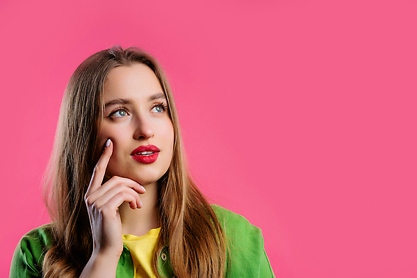 포토 JPG 해외이미지 백인 학생 응시 여자 행복 얼굴 백그라운드 생각 비즈니스 손가락 성공 아이디어 한명 사람 성인 뷰티 마음 표현 자신감 스마트 사인 긍정 해결 대답 해외202309 해외포토 서양인 1 손 시선 감정 컨셉 신체부위 파일형식