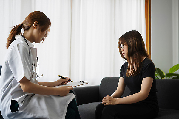 포토 JPG 해외이미지 여자 들기 앉기 상반신 성인 두명 옆모습 진료 환자 의사 상담 서류판 차트보드 성인여자만 해외포토 뷰포인트 의학 모션 사람 사무용품 의료진 여자만 성인만 파일형식