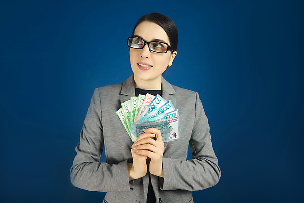 포토 JPG 해외이미지 컨셉 지폐 돈 한명 금융 저축 지갑 심볼 사인 투자 위기 카자흐스탄 해외202309 해외포토 1 아시아 비즈니스 사람 경제 재산 파일형식