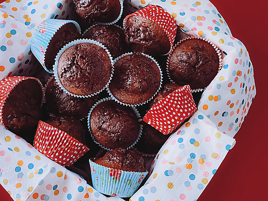 포토 JPG 해외이미지 디저트 사람없음 달콤 컵케이크 포장지 머핀 초콜릿머핀 해외202309 해외포토 음식 빵 포장 케이크 맛 파일형식