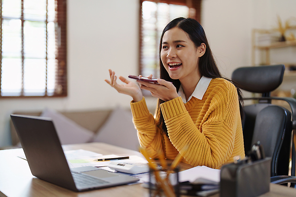 포토 JPG 해외이미지 백인 직업 1 라이프스타일 응시 여자 남자 행복 비즈니스 사업가 통신 모바일 직장 실내 대화 한명 사람 앉기 성인 노트북 스마트폰 핸드폰 컴퓨터 사무실 뷰티 업무 작업 비즈니스맨 비즈니스우먼 자신감 연결 사이버 책상 경영자 부름 온라인 경영 카피스페이스 해외202309 해외포토 서양인 시선 감정 가구 회사 모션 말하기 내부 생활 전자제품 스마트기기 공백 직장인 리더 파일형식