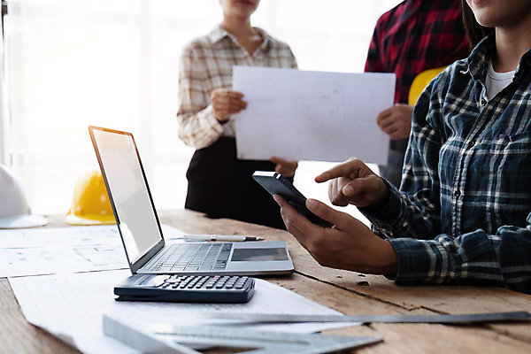 포토 JPG 해외이미지 직업 디자인 산업 비즈니스 성공 협력 설계 노동자 아이디어 직장 안전 사람 세명 노트북 컴퓨터 사무실 과학기술 업무 작업 계산 엔지니어 감독 계획 헬멧 건축가 토론 디자이너 땅 책상 그림 경영자 문서 청사진 공학 개발 계약자 프로젝트 브레인스토밍 해외202309 해외포토 교육 가구 컨셉 회사 기술 전자제품 기술자 보호장비 계약 리더 파일형식