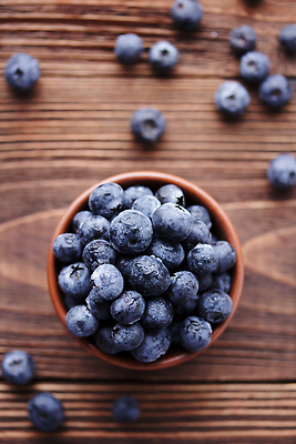 포토 JPG 해외이미지 열매 음식 다이어트 과일 디저트 건강 사람없음 목재 파란색 검은색 흰색 신선 사발 달콤 먹기 유기농 블루베리 날것 고립 숙성 해외202309 해외포토 나무 식물 웰빙 컬러 재료 모션 사기그릇 맛 파일형식