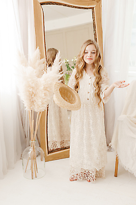 포토 JPG 해외이미지 전신 서양인 원피스 여자 따뜻함 한명 들기 10대 반사 흰색 커튼 밀짚모자 전신거울 십대여자한명만 해외202309 해외포토 외국인 모자_잡화 1 옷 컬러 모션 청소년 사람 거울 여자한명만 십대여자만 파일형식