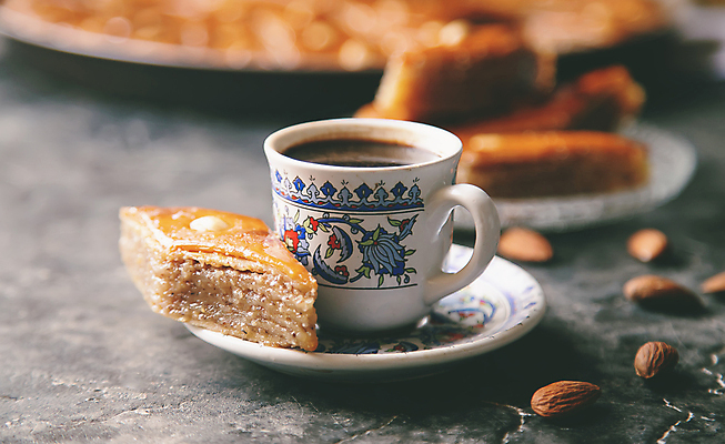 포토 JPG 해외이미지 접시 커피 사람없음 갈색 달콤 커피잔 컵받침 페스츄리 바클라바 해외202309 해외포토 식기 음료 빵 컬러 디저트 잔 맛 받침대 파일형식