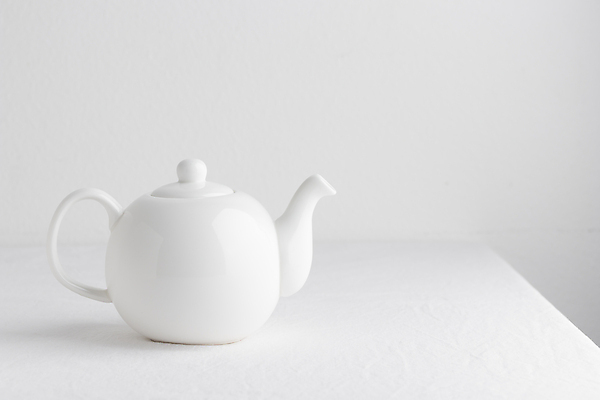 포토 JPG 해외이미지 그릇 식기 디자인 꽃 음료 음식 백그라운드 컨셉 탁자 아침 티타임 휴식 사람없음 옆모습 빨간색 세트 반사 흰색 신선 시간 뜨거움 액체 아침식사 냄비 찻주전자 흰배경 상쾌 건포도 해외202309 해외포토 주간 식물 감정 뷰포인트 컬러 가구 포도 주전자 식사 솥 건과일 파일형식