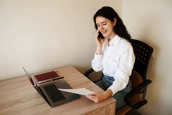 포토 JPG 해외이미지 직업 라이프스타일 응시 여자 행복 종이 비즈니스 CEO 탁자 성공 노동자 친절 직장 실내 대화 한명 미소 앉기 금융 노트북 스마트폰 사무실 독서 업무 비즈니스우먼 작업실 종업원 집중 책상 분석 확인 보고서 경영자 문서 경영 마케팅 프로젝트 해외202309 해외포토 1 시선 감정 가구 컨셉 회사 모션 표정 말하기 사람 내부 생활 경제 전자제품 핸드폰 스마트기기 작업 직장인 리더 파일형식