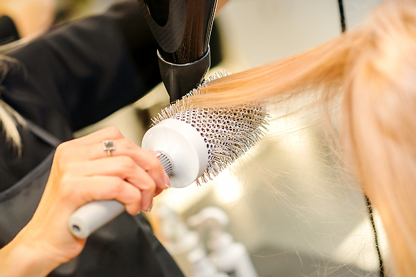 포토 JPG 해외이미지 헤어스타일 손 신체부위 뷰티 머리빗 우아함 드라이어 미용사 해외202309 해외포토 직업 컨셉 사람 미용용품 파일형식