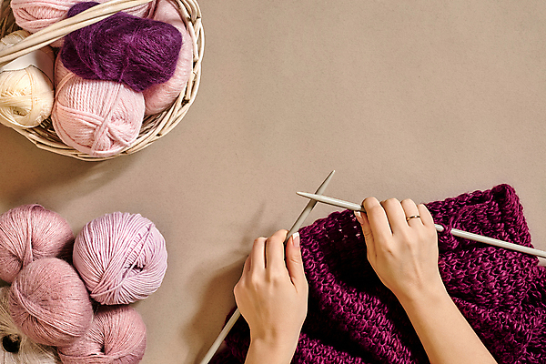 포토 JPG 해외이미지 손 신체부위 뜨개질 털실 실타래 대바늘 카피스페이스 해외202309 해외포토 사람 취미 공백 실 파일형식