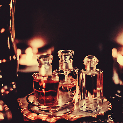 포토 JPG 해외이미지 유리 사람없음 반지 투명 분위기 고급 향수 보케 향수병 해외202309 해외포토 컨셉 장신구 재질 화장품 병_담는 파일형식