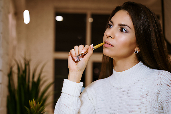 포토 JPG 해외이미지 백인 직업 학생 라이프스타일 긴머리 손 응시 여자 교육 감정 컨셉 생각 비즈니스 탁자 성공 아이디어 갈색머리 한명 사람 앉기 학습 뷰티 펜 유행 방 흰색 업무 비즈니스우먼 스웨터 작가 경영자 비서 관리자 프리랜서 회계사 해외202309 해외포토 서양인 1 헤어스타일 시선 컬러 가구 상의 모션 생활 신체부위 필기구 작업 직장인 리더 파일형식