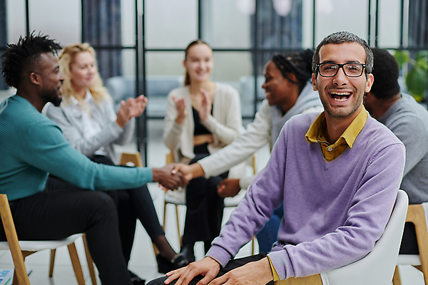포토 JPG 해외이미지 백인 직업 응시 여자 남자 행복 안경 비즈니스 사업가 성공 협력 직장 함께함 실내 서기 미소 사람 여러명 20대 성인 사무실 카메라 작업 비즈니스맨 비즈니스우먼 자신감 그룹 토론 종업원 동료 회의실 경영자 경영 해외202309 해외포토 서양인 시선 잡화 감정 다수 컨셉 회사 관계 모션 표정 청년 내부 전자제품 직장인 리더 파일형식