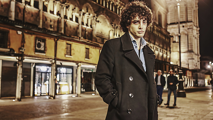 포토 JPG 해외이미지 라이프스타일 남자 감정 얼굴 여행 생각 건축양식 거리 한명 풍경 성인 야외 건물 도시풍경 여행객 어둠 공백 탐험 표현 도시 좌절 고독 야간 불안 고민 걱정 사색 스카이라인 배려 우울증 혼란 혼자 성인남자만 카피스페이스 해외202309 해외포토 자연요소 1 건축물 건축 컨셉 사람 생활 신체부위 질병 남자만 성인만 파일형식