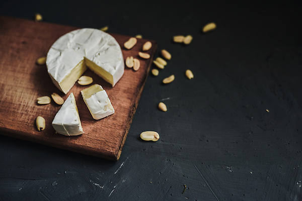 포토 JPG 해외이미지 음식 조각 검은배경 단면 치즈 사람없음 땅콩 나무도마 까망베르치즈 해외202309 해외포토 백그라운드 유제품 도마 목재 검은색 견과류 파일형식