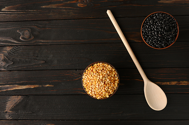 포토 JPG 해외이미지 그릇 곡류 건조 건강 사람없음 숟가락 검은콩 나무배경 해외202309 해외포토 식기 백그라운드 콩 수저 파일형식