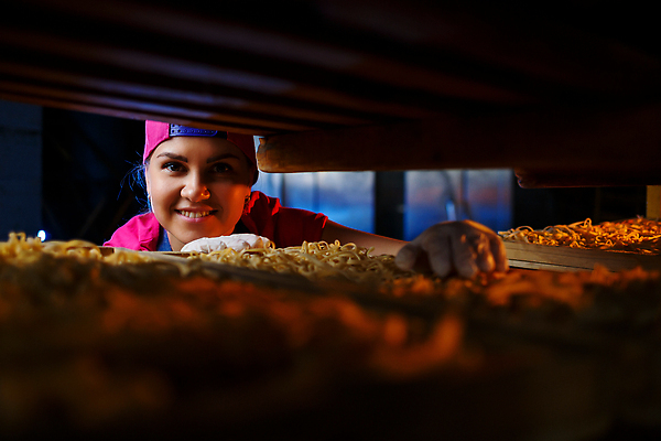 포토 JPG 해외이미지 여자 유니폼 공장 노동자 파스타 한명 상반신 성인 앞모습 업무 제조 넣기 페투치네 성인여자한명만 해외202309 해외포토 직업 1 옷 뷰포인트 공업 모션 서양음식 사람 작업 파스타면 여자한명만 성인여자만 파일형식