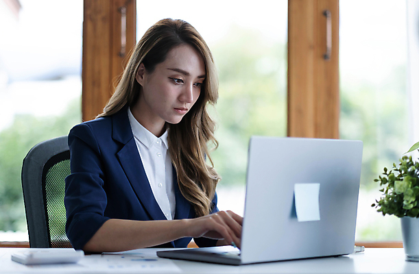 포토 JPG 해외이미지 여자 회사 스트레스 한명 동양인 상반신 성인 옆모습 노트북 사무실 타이핑 업무 비즈니스우먼 성인여자한명만 해외202309 해외포토 1 뷰포인트 비즈니스 사람 인종 전자제품 작업 직장인 여자한명만 성인여자만 파일형식