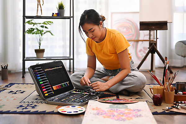 포토 JPG 해외이미지 전신 여자 화분 잎 색연필 선반 미술 한명 동양인 성인 꽃병 물감 카펫 붓 그리기 팔레트 그림 가부좌 캔버스 붓통 성인여자한명만 해외202309 해외포토 식물 1 꽃 가구 모션 문화예술 학용품 사람 앉기 인종 미술도구 여자한명만 성인여자만 파일형식