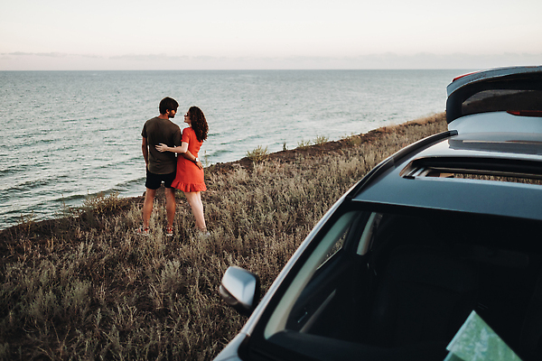 포토 JPG 해외이미지 백인 커플 드레스 여자 남자 도로 바다 여행 지도 2 관계 교통시설 자동차 휴가 갈색머리 함께함 사랑 두명 빨간색 물 일몰 저녁 주말 해외202309 해외포토 자연요소 서양인 헤어스타일 옷 감정 길 육상교통 컬러 교통 컨셉 사람 노을 야간 시설 파일형식