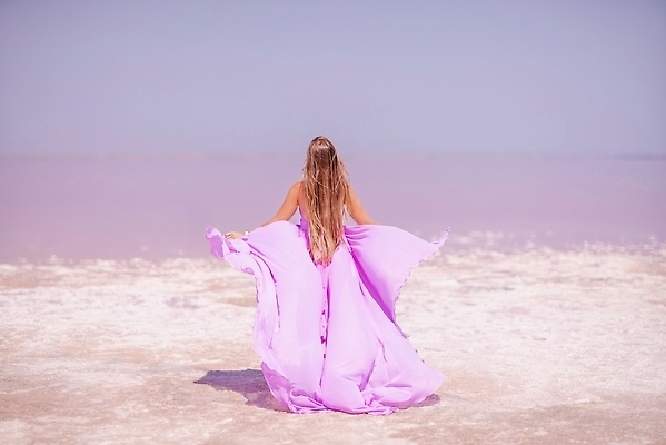 포토 JPG 해외이미지 전신 원피스 여자 바다 한명 성인 뒷모습 화려 소금 성인여자한명만 핑크리본 해외202309 해외포토 1 옷 리본 뷰포인트 컨셉 사람 여자한명만 성인여자만 파일형식