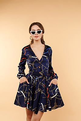 포토 JPG 해외이미지 스튜디오촬영 전신 백인 모델 1 긴머리 헤어스타일 드레스 여자 포즈 장난 텍스트 놀이 갈색머리 실내 한명 사람 성인 치마 선글라스 뷰티 유행 봄 공백 낭만 우아함 스타일 카피스페이스 해외202309 해외포토 서양인 옷 계절 안경 컨셉 하의 내부 파일형식