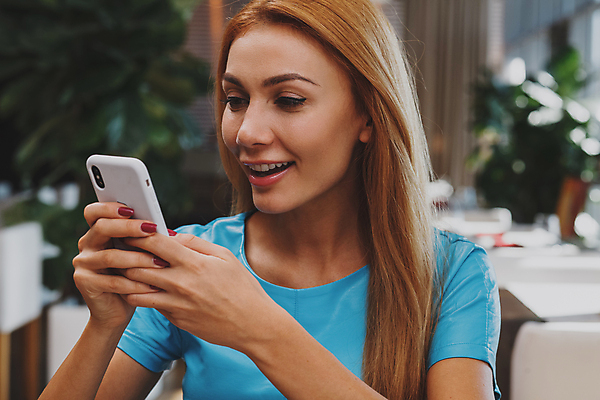 포토 JPG 해외이미지 라이프스타일 여자 행복 감정 이동 돈 통신 성공 모바일 한명 스마트폰 핸드폰 뷰티 식당 카페 정보 표현 도시 비즈니스우먼 신문 이메일 어플리케이션 아침식사 연결 상업 와이파이 전자 긍정 온라인 다운로드 점심식사 블로거 소셜미디어 프리랜서 셀룰러 해외202309 해외포토 직업 1 컨셉 비즈니스 사람 생활 간행물 전자제품 스마트기기 상점 식사 직장인 뉴스 재산 무선인터넷 파일형식