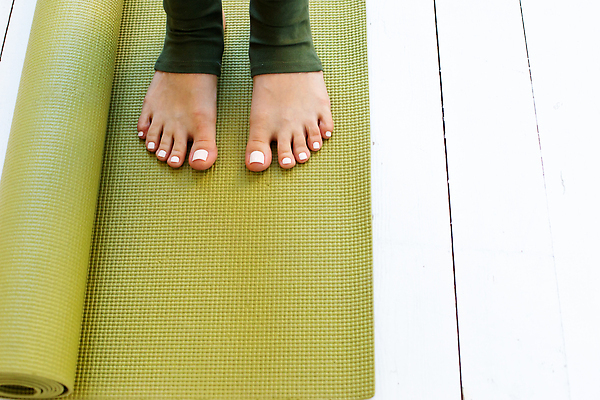 포토 JPG 해외이미지 라이프스타일 여자 스포츠 신체 다이어트 요가 맨발 발 아침 휴식 바닥 건강 한명 사람 성인 취미 초록색 운동 스트레칭 매트 흰색 닫기 연습 발가락 내추럴 돌봄 양발 해외202309 해외포토 주간 1 웰빙 컬러 컨셉 모션 생활 신체부위 파일형식