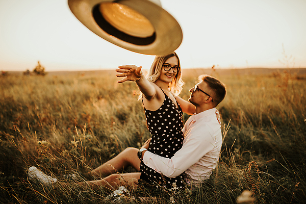 포토 JPG 해외이미지 커플 여자 남자 행복 실루엣 신랑 2 밭 데이트 가족 관계 포옹 자연 하늘 남편 휴가 키스 함께함 관리 사랑 사람 성인 야외 두명 빛 태양 일몰 산책 낭만 시골 잡기 아내 유혹 약혼 힙스터 해외202309 해외포토 자연요소 패션 감정 결혼 컨셉 농업 안기 모션 휴식 촬영기법 노을 애정표현 생태계 약속 파일형식