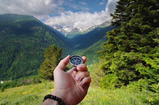 포토 JPG 해외이미지 1 라이프스타일 손 여행 컨셉 자연 화살 산 사람 사람없음 야외 걷기 하이킹 장비 탐험 기구 잡기 나침반 방향 검색 위치 네비게이션 방법 오리엔테이션 하이커 1인칭시점 해외202309 해외포토 시선 모션 레저 생활 신체부위 생태계 파일형식