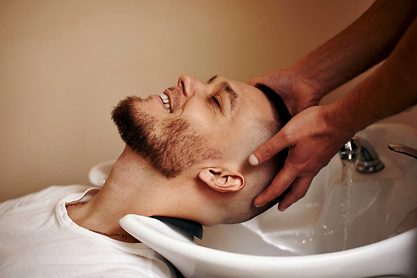 포토 JPG 해외이미지 헤어스타일 손 응시 남자 한명 앉기 상반신 성인 물 눈감음 장비 미용사 이발 세면대 이발소 성인남자한명만 해외202309 해외포토 자연요소 직업 1 시선 모션 사람 신체부위 뷰티샵 남자한명만 성인남자만 파일형식