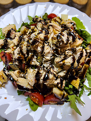 포토 JPG 해외이미지 접시 토마토 채소 탁자 감자 건강 요리 사람없음 빨간색 초록색 저녁식사 치킨 샐러드 신선 달콤 가슴 허브 향신료 시금치 바질 대두 입가심 맛있는 해외202309 해외포토 식물 식기 음식 컬러 가구 신체부위 식사 맛 닭고기요리 향미료 파일형식