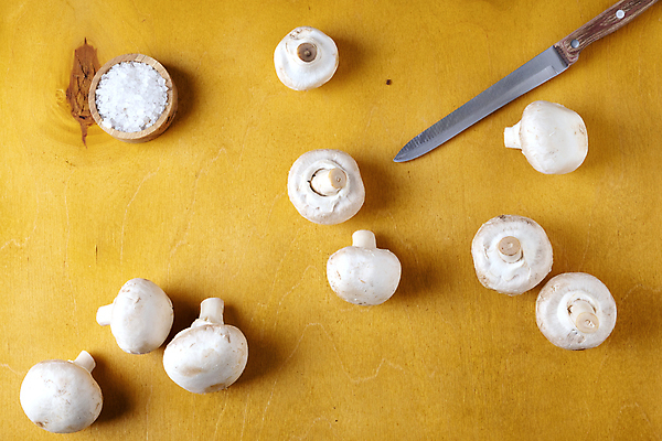 포토 JPG 해외이미지 사람없음 신선 날것 소금 양송이 종지 식칼 해외202309 해외포토 그릇 주방용품 버섯 파일형식