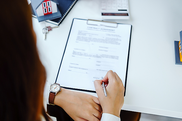 포토 JPG 해외이미지 여자 비즈니스 부동산 한명 상반신 성인 뒷모습 거래 중개인 계약 문서 계약서 성인여자한명만 해외202309 해외포토 직업 1 뷰포인트 사람 재산 여자한명만 성인여자만 파일형식