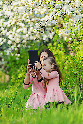 포토 JPG 해외이미지 전신 나무 꽃 행복 어린이 모녀 들기 잔디 성인 야외 두명 태블릿 사진촬영 풀잎 여자만 시밀러룩 해외202309 해외포토 식물 딸 감정 잎 가족 모션 엄마 사람 전자제품 스마트기기 촬영 풀_식물 커플룩 파일형식
