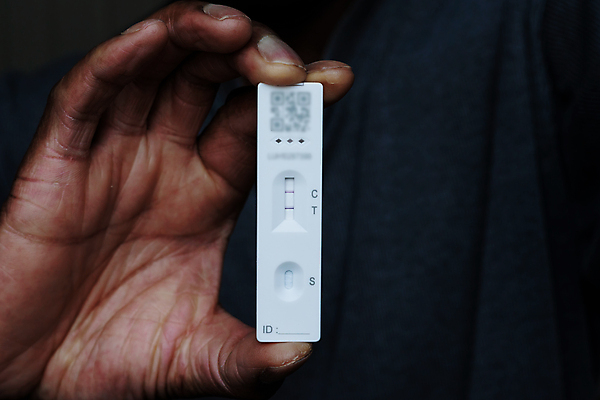 포토 JPG 해외이미지 1 손 의료기기 영국 잉글랜드 건강 사람 인종 사람없음 검은색 바이러스 결과 질병 분석 속도 싱글 긍정 감염 발견 조립 돌봄 전염병 코로나바이러스 해외202309 해외포토 유럽 컬러 컨셉 의학 모션 신체부위 파일형식