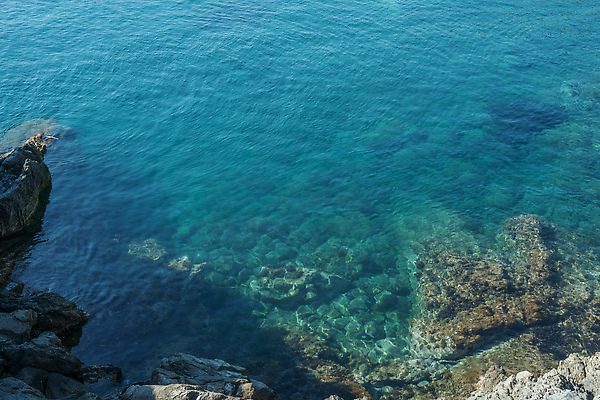 포토 JPG 해외이미지 유럽 호수 파도 바다 자연 휴가 안테나 풍경 사람없음 물 여름 환경 이탈리아 바위 지중해 생태계 알프스 암초 카피스페이스 해외202309 해외포토 자연요소 계절 나라 통신 공백 돌_바위 파일형식